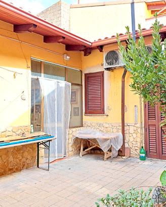Casa indipendente al piano terra con cortile