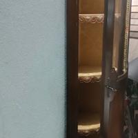 Angoliera con vetrinetta e mensole interne