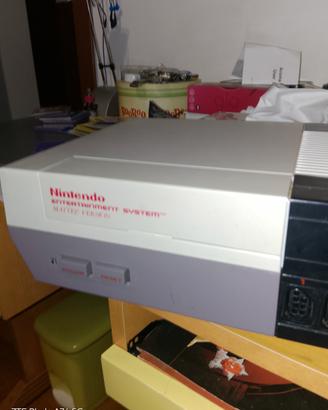 Nintendo entertainment sistem con due controller 