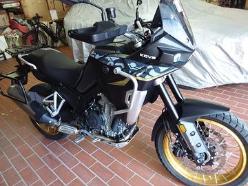 Kove 800x GT Adventure con valigie