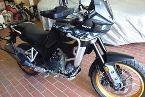 Kove 800x GT Adventure con valigie