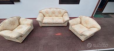 Divano e due poltrone stile classico