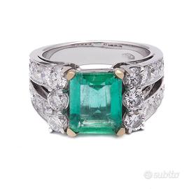 Anello in oro con diamanti 1,90ct e smeraldo