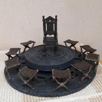 Tavola rotonda in resina e soldatini