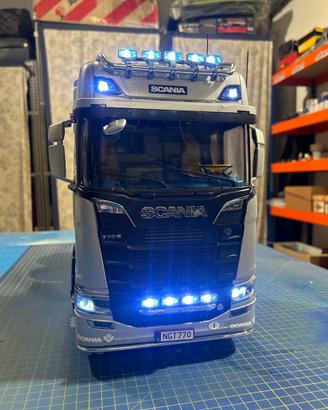 Scania motrice tre assi