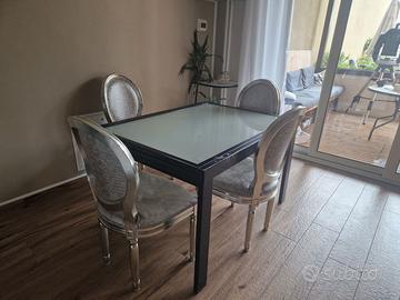 Tavolo allungabile con piano in vetro – moderno