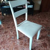 quattro sedie bianche