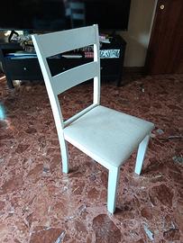 quattro sedie bianche