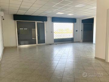 Locale commerciale con 4 vetrine