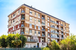 3 LOCALI con GIARDINO PRIVATO e POSTO AUTO