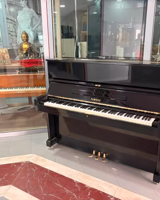 Yamaha U1 nero lucido