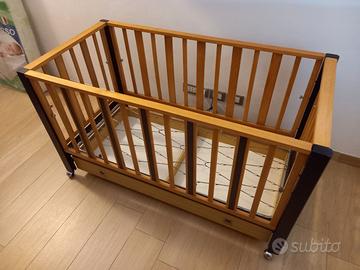 Lettino in legno con materasso