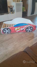 letto a forma di auto per bambino 