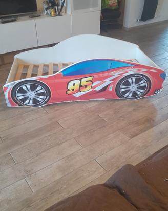 letto a forma di auto per bambino 