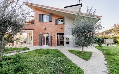 Villa bifamiliare a pochi passi dal mare, ampia, e