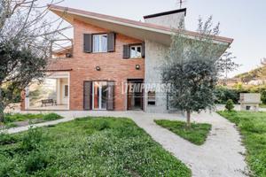 Villa bifamiliare a pochi passi dal mare, ampia, e