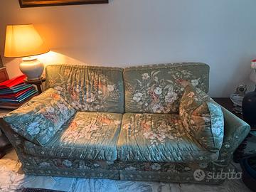 Coppia di divani (un 2 posti letto e un 3 posti)