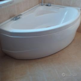 Vasca angolare marca Treesse