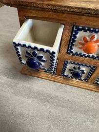 Portaspezie in legno e ceramica