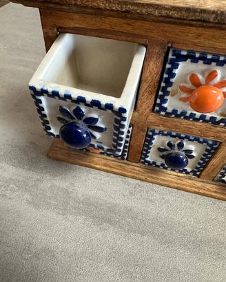 Portaspezie in legno e ceramica