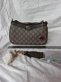 Borsa a spalla Gucci modellohobo con charm fragola