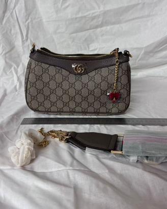 Borsa a spalla Gucci modellohobo con charm fragola