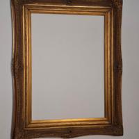 Cornice francese in legno dorato e antichizzato.
