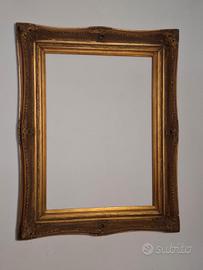 Cornice francese in legno dorato e antichizzato.