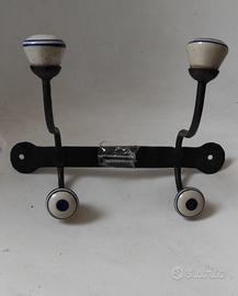 Appendiabito a muro a due bracci ferro e ceramica