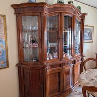 Salotto con cristalliera in legno + tavolo + sedie