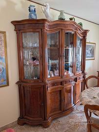 Salotto con cristalliera in legno + tavolo + sedie