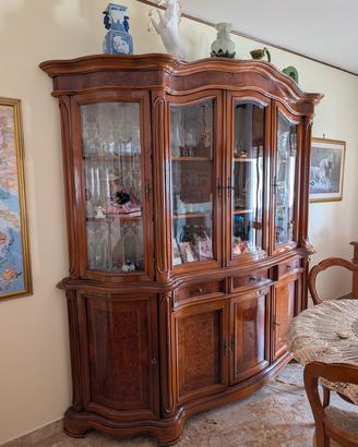 Salotto con cristalliera in legno + tavolo + sedie