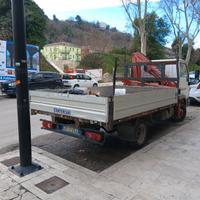 Nissan cabstar con gru ferrari