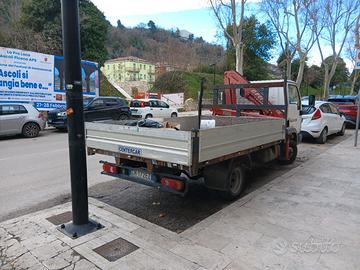 Nissan cabstar con gru ferrari