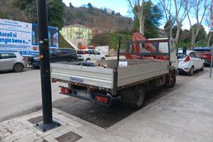 Nissan cabstar con gru ferrari