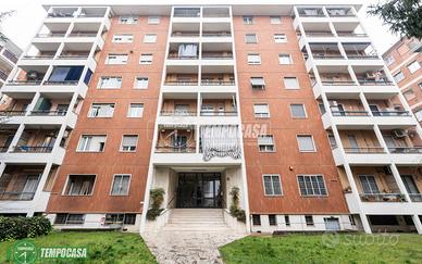 AMPIO BILOCALE CON 2 BALCONI