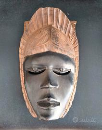 Maschera vintage in legno intagliata a mano