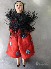 Bambola vintage dal vestitino rosso - Doll