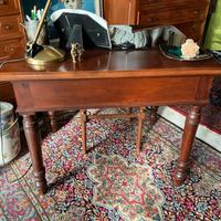 Tavolo scrivania in legno massello anni 30. 
