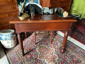 Tavolo scrivania in legno massello anni 30. 