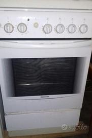 Cucina con forno a gas 4 fuochi Ariston