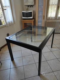 Tavolo allungabile in acciaio e vetro