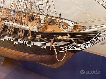 Modello navale USS Constitution con teca