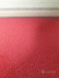 Tappeto in moquette rosso