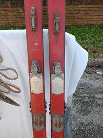 sci vintage anni '60 e altri oggetti da montagna 