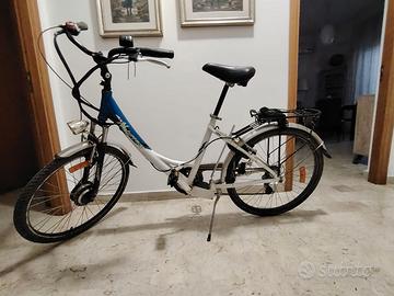 Bicicletta elettrica a pedalata assistita.