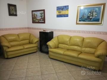 Coppia di divani in ecopelle