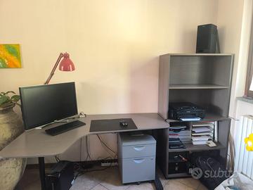 Scrivania+ due mobili libreria