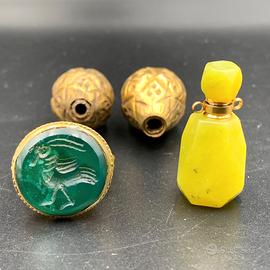 1 anello, 1 bottiglia di giada oliva e 2 perline