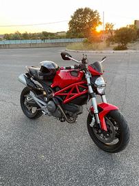 Moto Ducati Monster 696